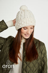 Czapka Aran z pomponem z wełny merino - kremowa