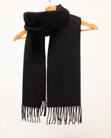 wełniany czarny szalik z wełny merino na wieszaku
