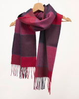 Malinowo czerwony szalik z wełny merino w kratkę