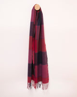 Malinowo czerwony szalik merino w granatową kratkę