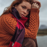 Malinowo czerwony szalik z wełny merino w kratkę