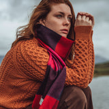 Malinowo czerwony szalik z wełny merino w kratkę