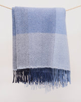 koc z wełny merynosa i kaszmiru w niebieskie bloki