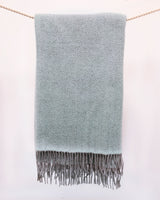 grynszpanowy koc w jodełkę z wełny merino z szarymi frędzlami kaszmiru