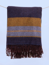 Granatowy koc z wełny merino i kaszmiru z musztardowym paskiem