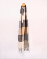 szalik w beżowo brązową i szarą kratkę z wełny merino