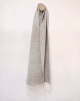 jasnoszary szalik z kaszmiru w delikatną jodełkę z białymi frędzlami