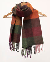 zielony szalik w pomarańczową kratkę z frędzlami