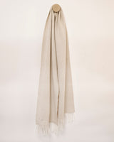 długi beżowy szalik z wełny jagnięcej i kaszmiru z białymi frędzlami