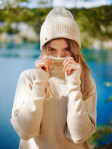 beżowa czapka z kaszmiru i merino