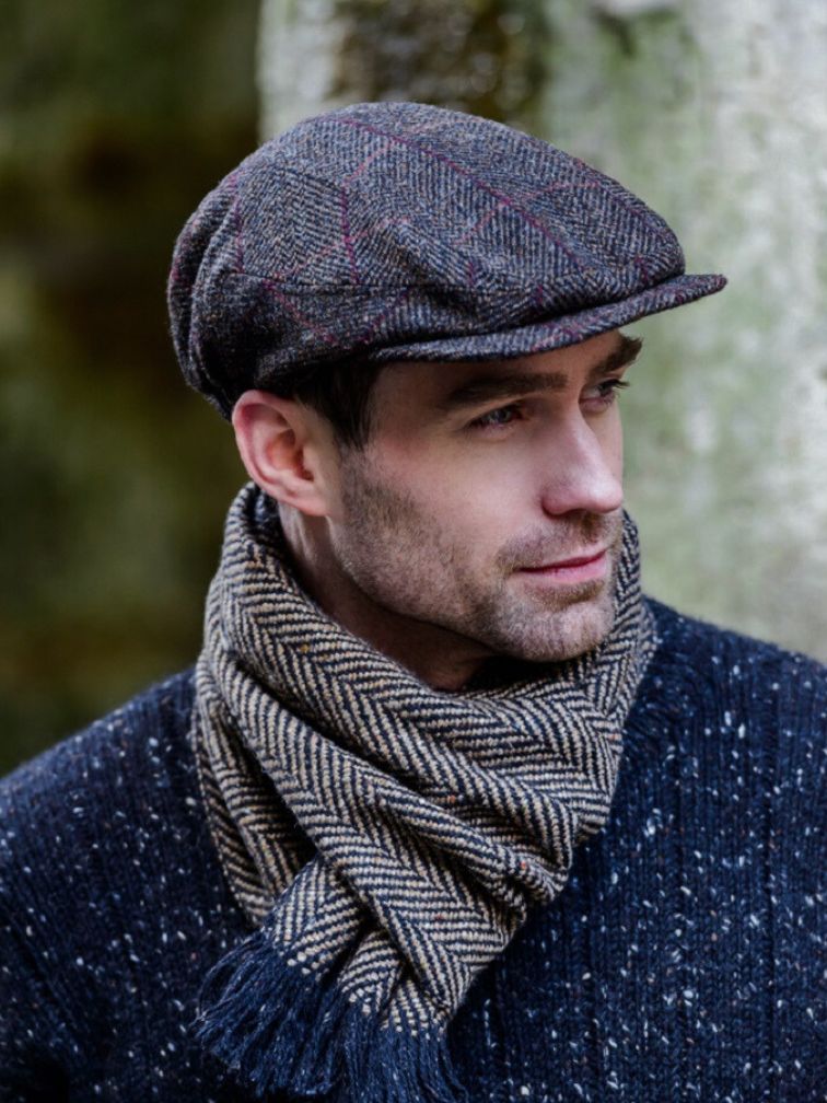 brązowy wełniany kaszkiet męski Kerry w jodełkę w stylizacji z szalem