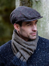brązowy wełniany kaszkiet męski Kerry w jodełkę w stylizacji z szalem