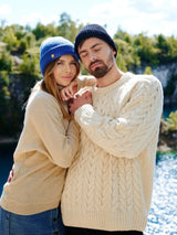 niebieska i czarna czapka wełniana