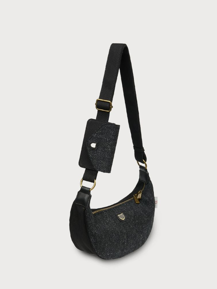 czarna torebka w jodełkę na ramię i regulowanym paskiem