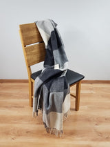 czarno-biały koc z wełny merino i kaszmiru