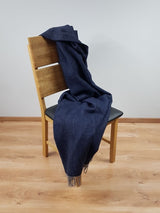 granatowy koc z wełny merino i kaszmiru