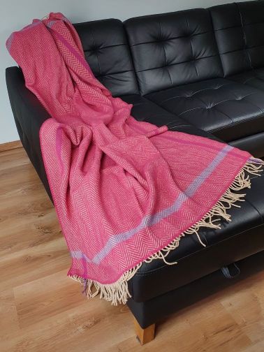 Malinowy koc z wełny merino i kaszmiru z paskiem