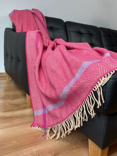 Malinowy koc z wełny merino i kaszmiru z paskiem