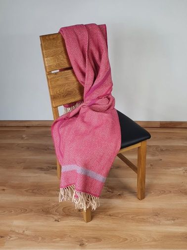 malinowy koc wełniany