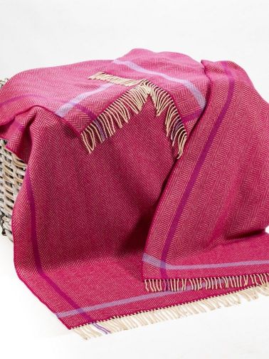 Malinowy koc z wełny merino i kaszmiru z paskiem