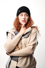 czarna czapka beanie i szalik