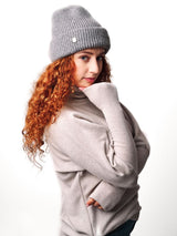 szara czapka zimowa