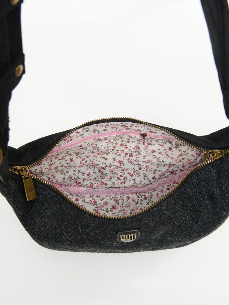 wnętrze czarnej torebka w jodełkę w kwiatki