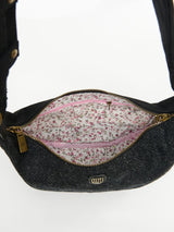 wnętrze czarnej torebka w jodełkę w kwiatki