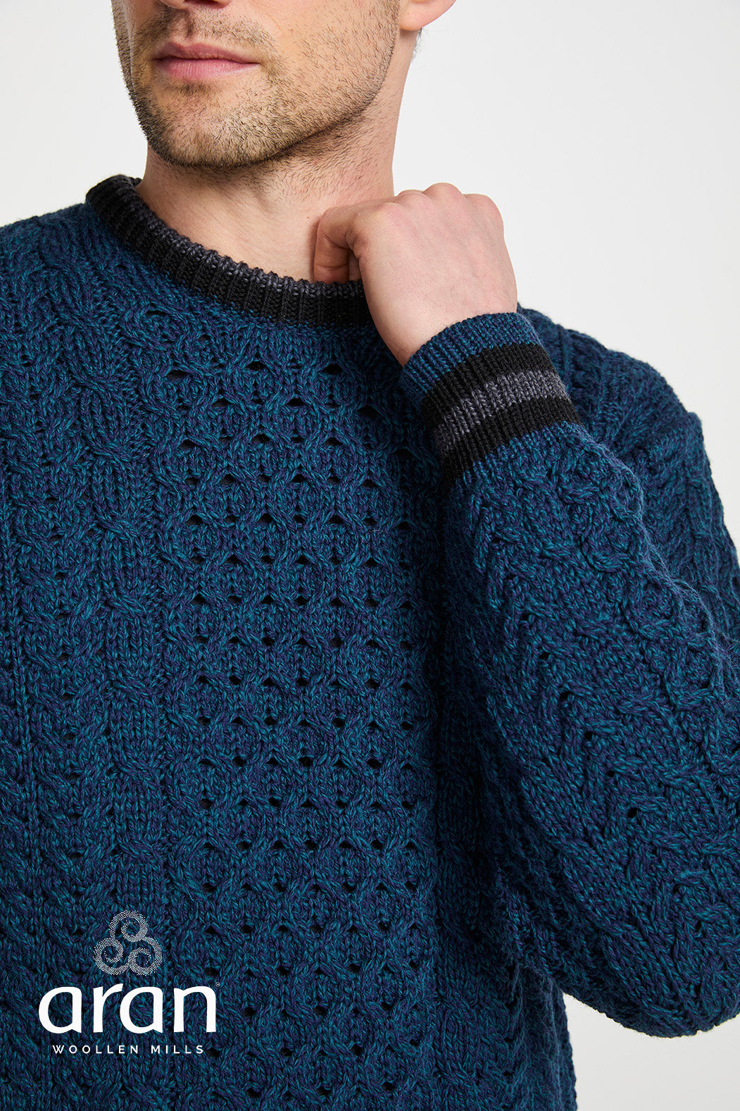 Sweter męski z wełny merino - niebieski z czarnym akcentem
