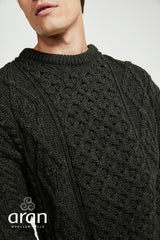 Klasyczny sweter z wełny czesankowej unisex - oliwkowy