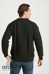 Klasyczny sweter z wełny czesankowej unisex - oliwkowy
