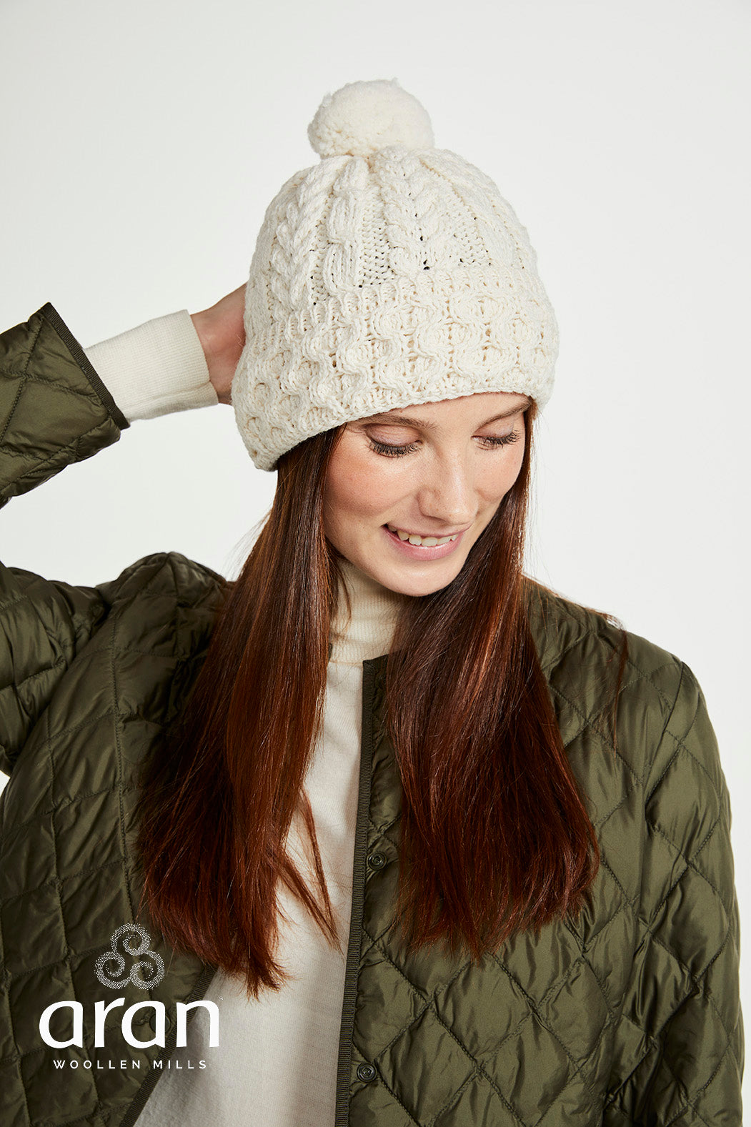 Czapka Aran z pomponem z wełny merino - kremowa