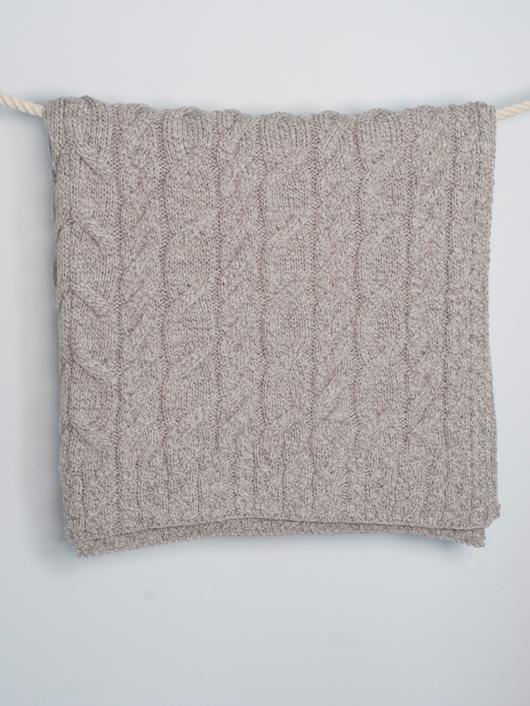 Beżowy koc Aran z wełny merino supersoft - poranna mgiełka