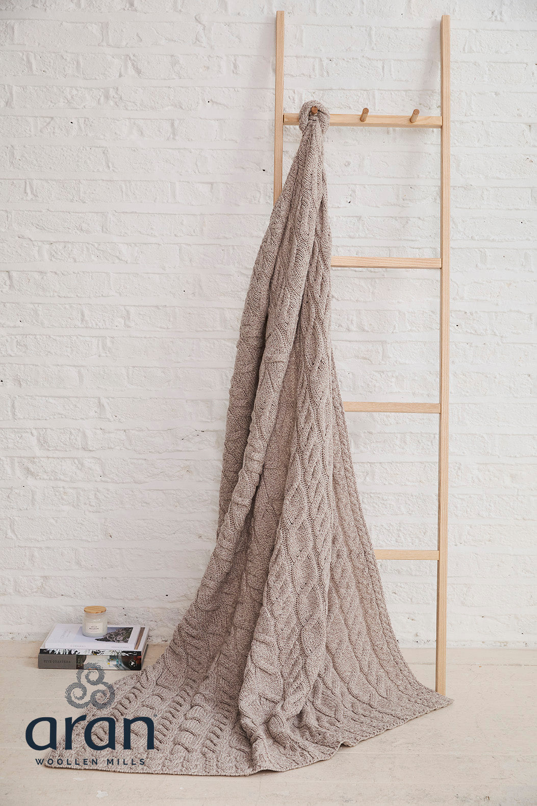 Beżowy koc Aran z wełny merino supersoft - poranna mgiełka