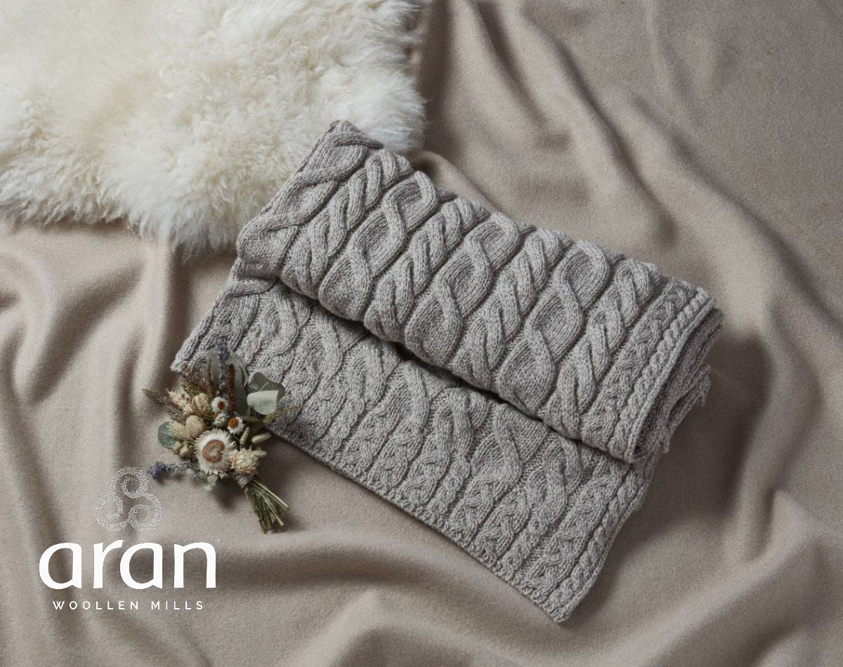 Beżowy koc Aran z wełny merino supersoft - poranna mgiełka