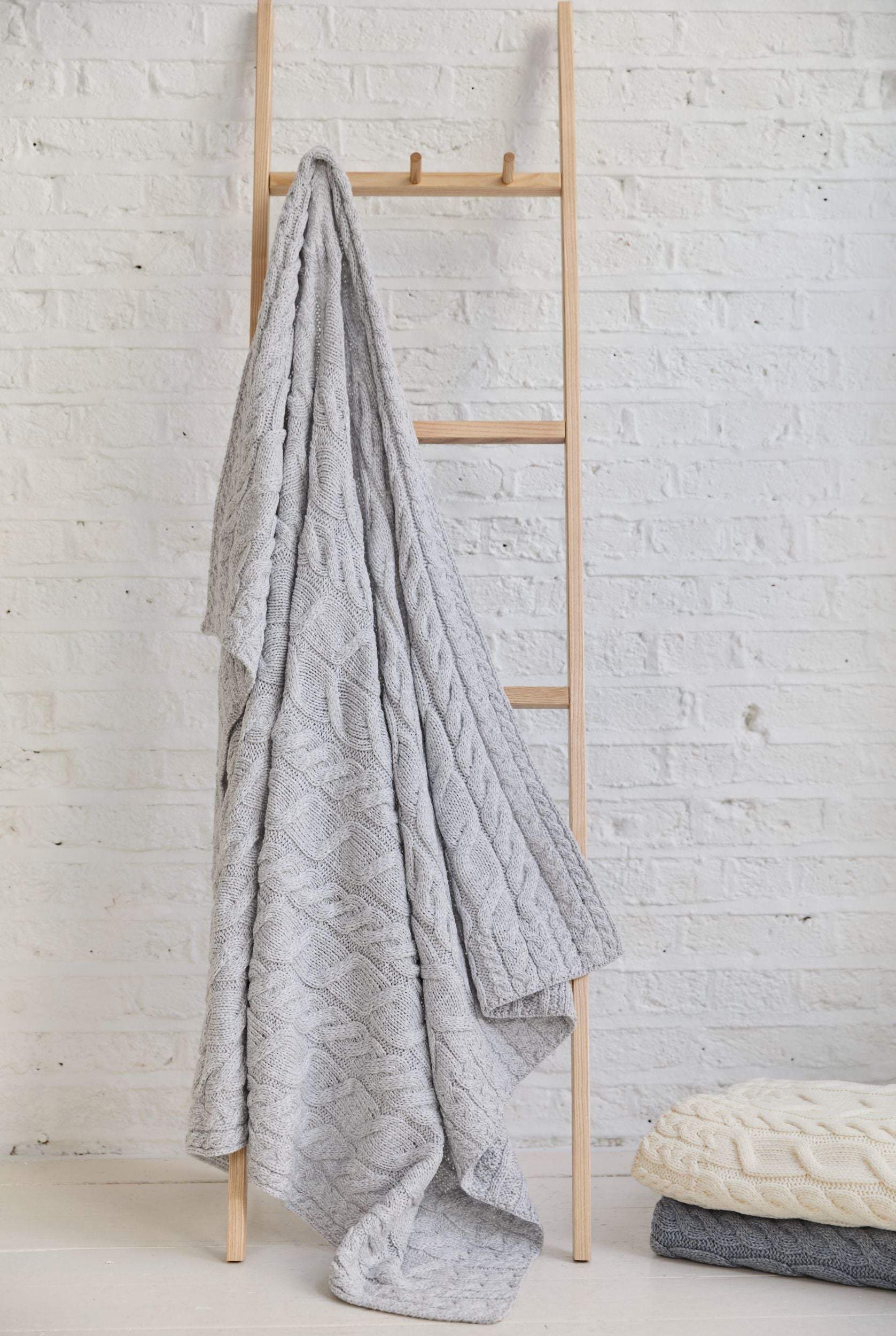 Jasnoszary koc Aran z wełny merino supersoft w warkocze - poranna mgiełka
