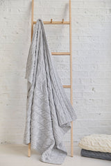 Jasnoszary koc Aran z wełny merino supersoft w warkocze - poranna mgiełka