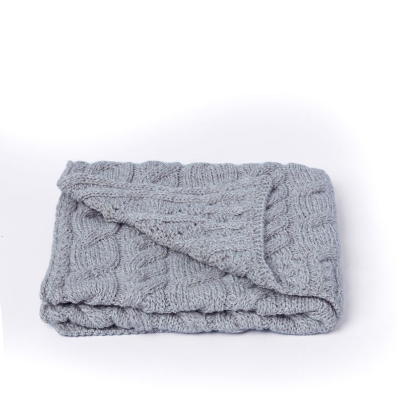 Jasnoszary koc Aran z wełny merino supersoft - poranna mgiełka