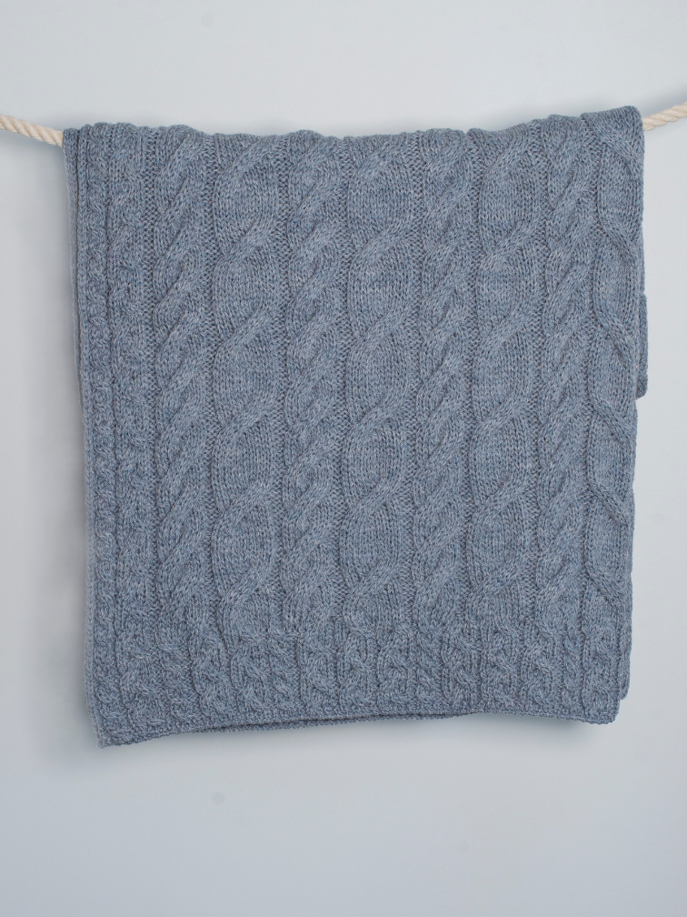 Szary koc Aran z wełny merino supersoft - kamienna zatoka