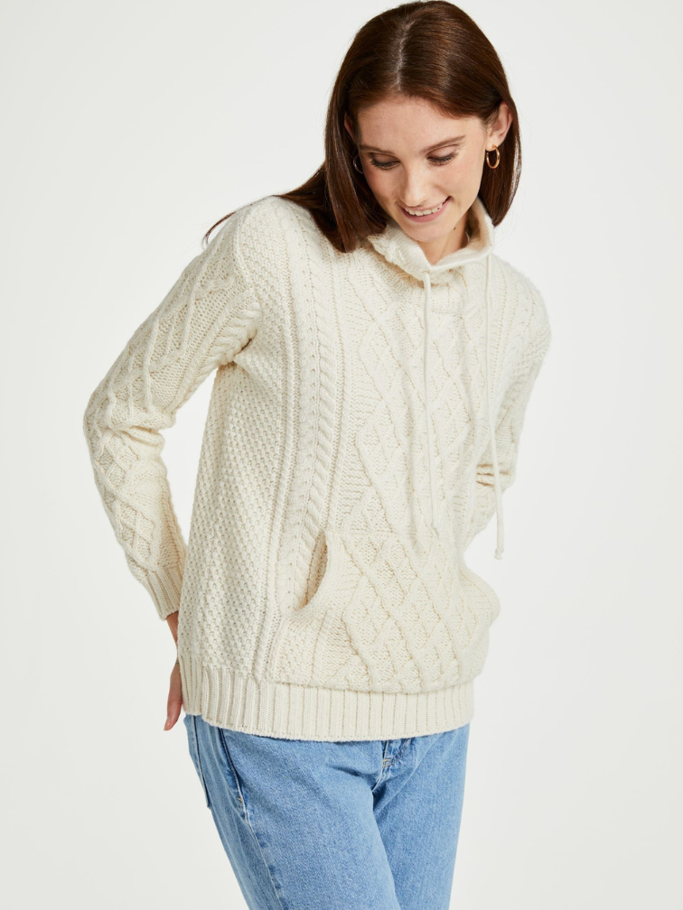 Biały sweter damski z podwyższonym kołnierzem w stylu bluzy