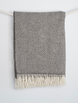 brązowy Koc z wełny owcy wielorogiej Chevron Brown z białymi frędzlami