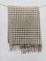 Koc z wełny owcy wielorogiej w szarą pepitkę