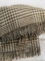 Koc z wełny owcy wielorogiej w szarą pepitkę