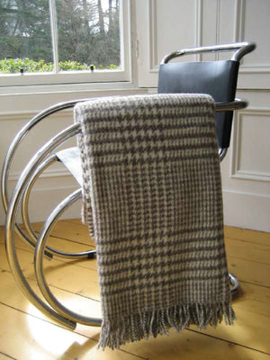 Koc z wełny owcy wielorogiej w szarą pepitkę