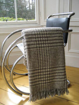 Koc z wełny owcy wielorogiej w szarą pepitkę