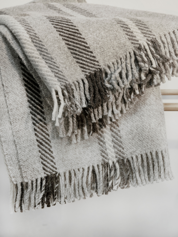 Koc z wełny owcy wielorogiej w szarą kratkę