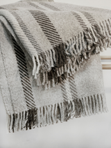 Koc z wełny owcy wielorogiej w szarą kratkę