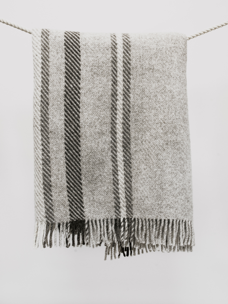 Koc z wełny owcy wielorogiej w szarą kratkę