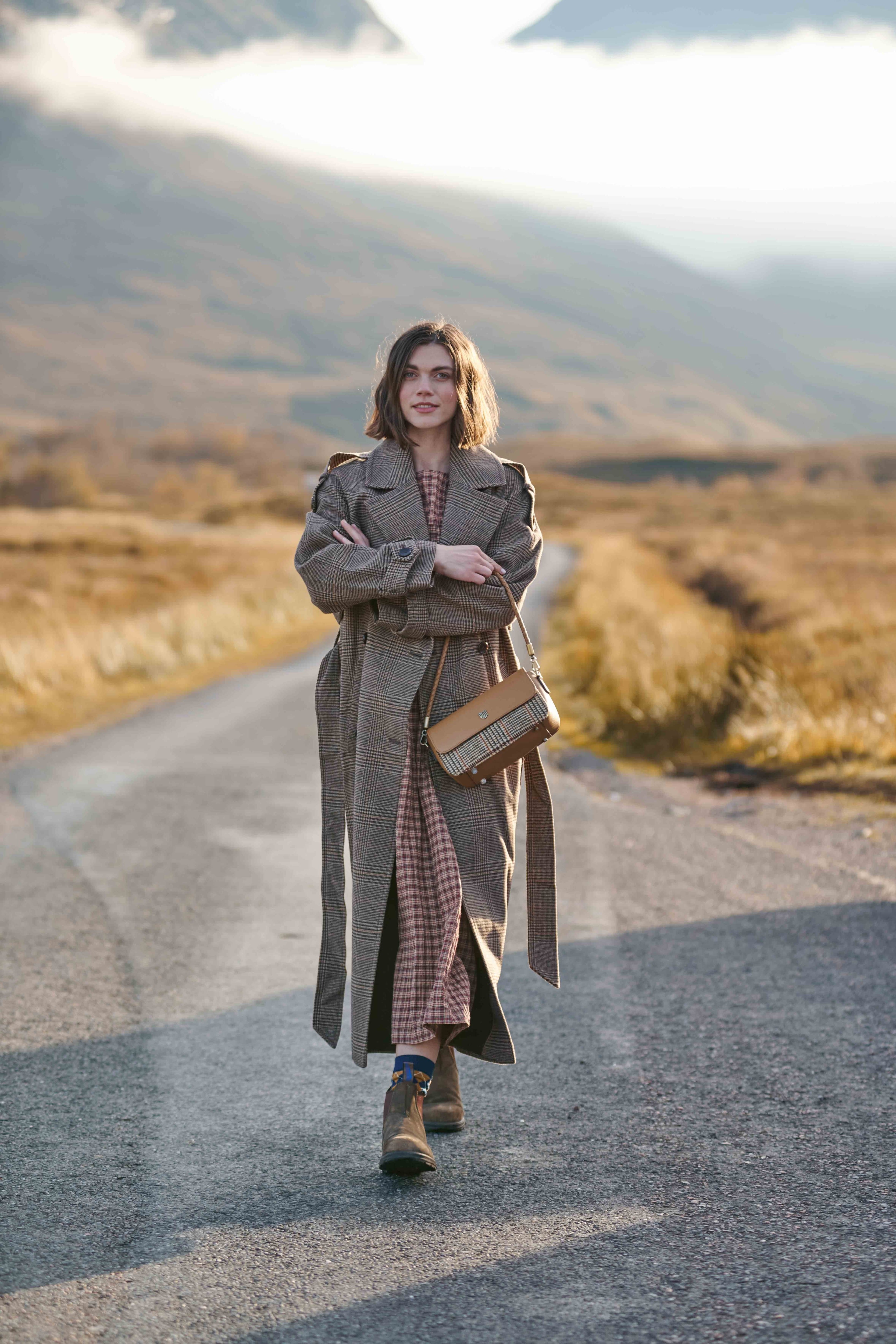 Torebka Caithness Clutch z Harris Tweedu i skóry w pepitkę- beżowa