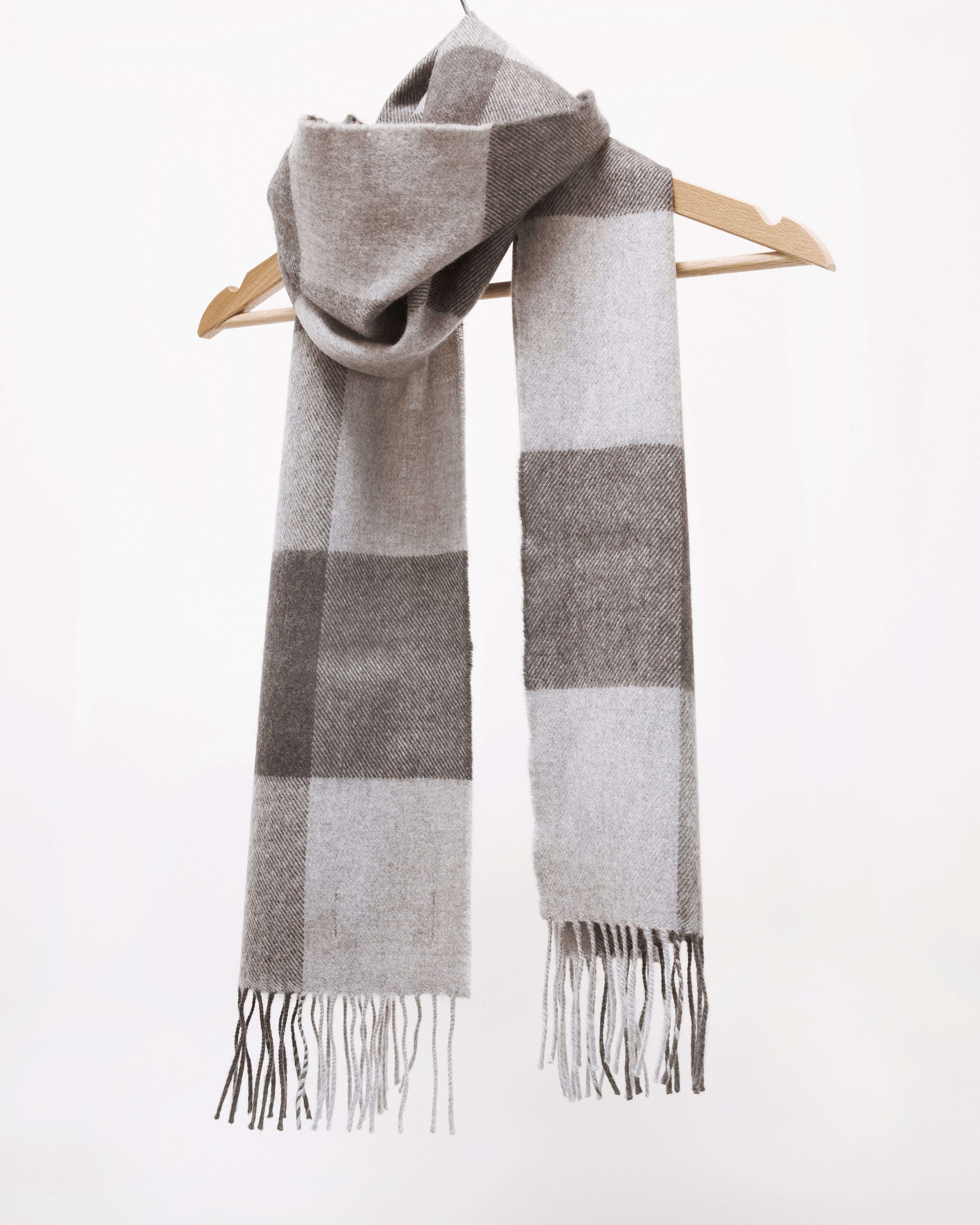 Szary szalik z wełny merino w kratkę